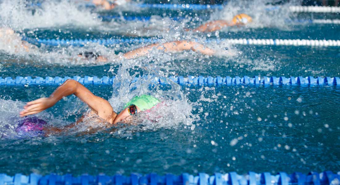 Geniet-van-zwemmen-met-zwemdoppen-hoofd-juni-2021